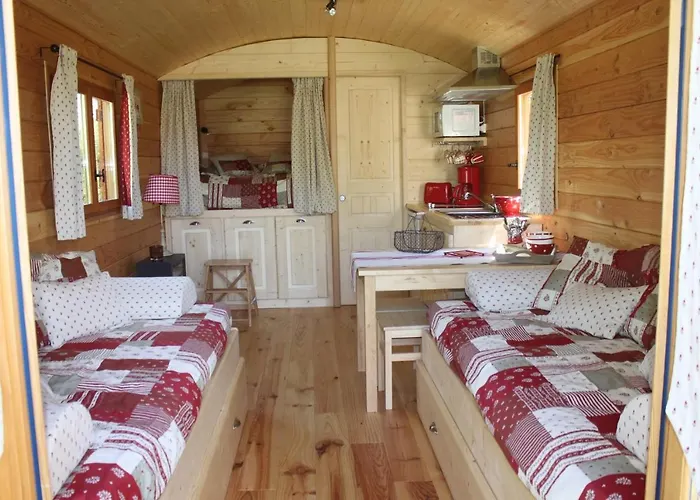 Les Roulottes De Dilou Cerise Кемпинг